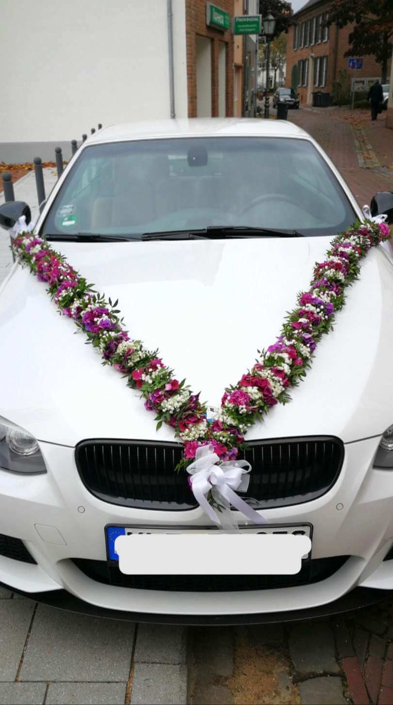 Blumenkette um Auto