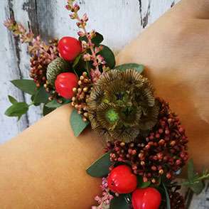 Armband aus roten Blumen