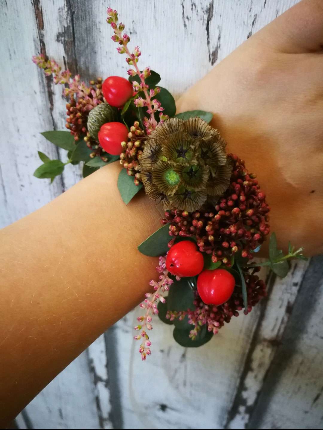 Armband aus roten Blumen