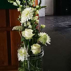 Kirche Blumen in weiß