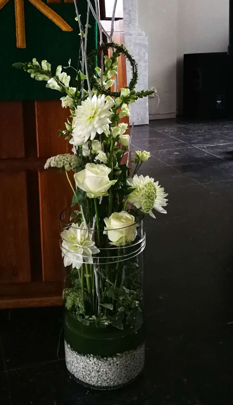 Kirche blumen mit weiß