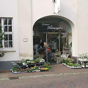 gescharftsstelle-mitarbeiterin-im-eingang